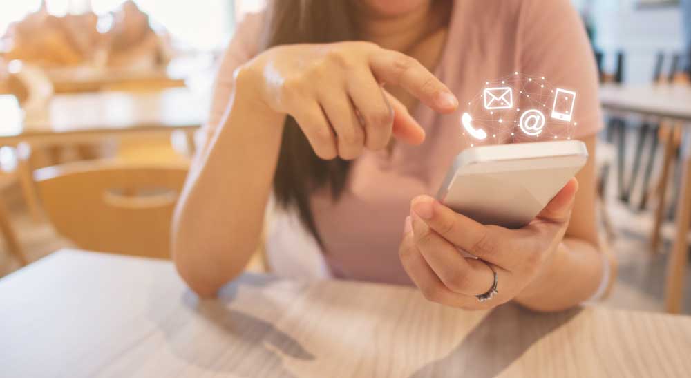 Mujer escribiendo email en la computadora