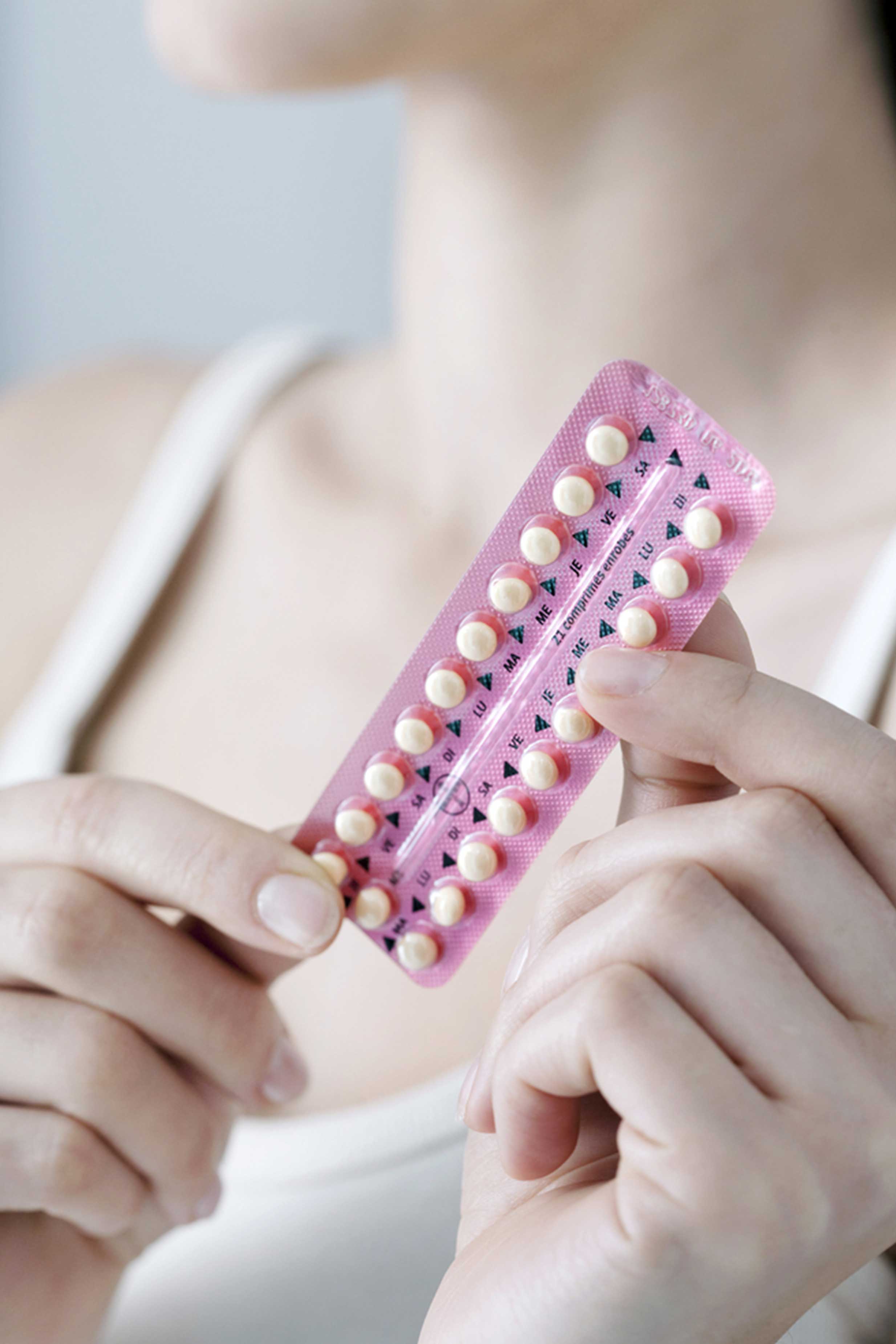 Mujer deteniendo pastillas anticonceptivas